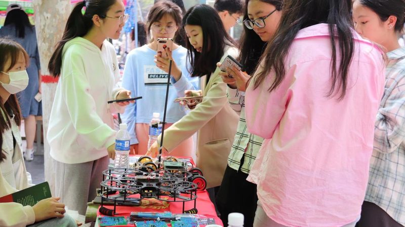 将智能客服集成到微信小程序或公众号中。具体操作步骤如下：